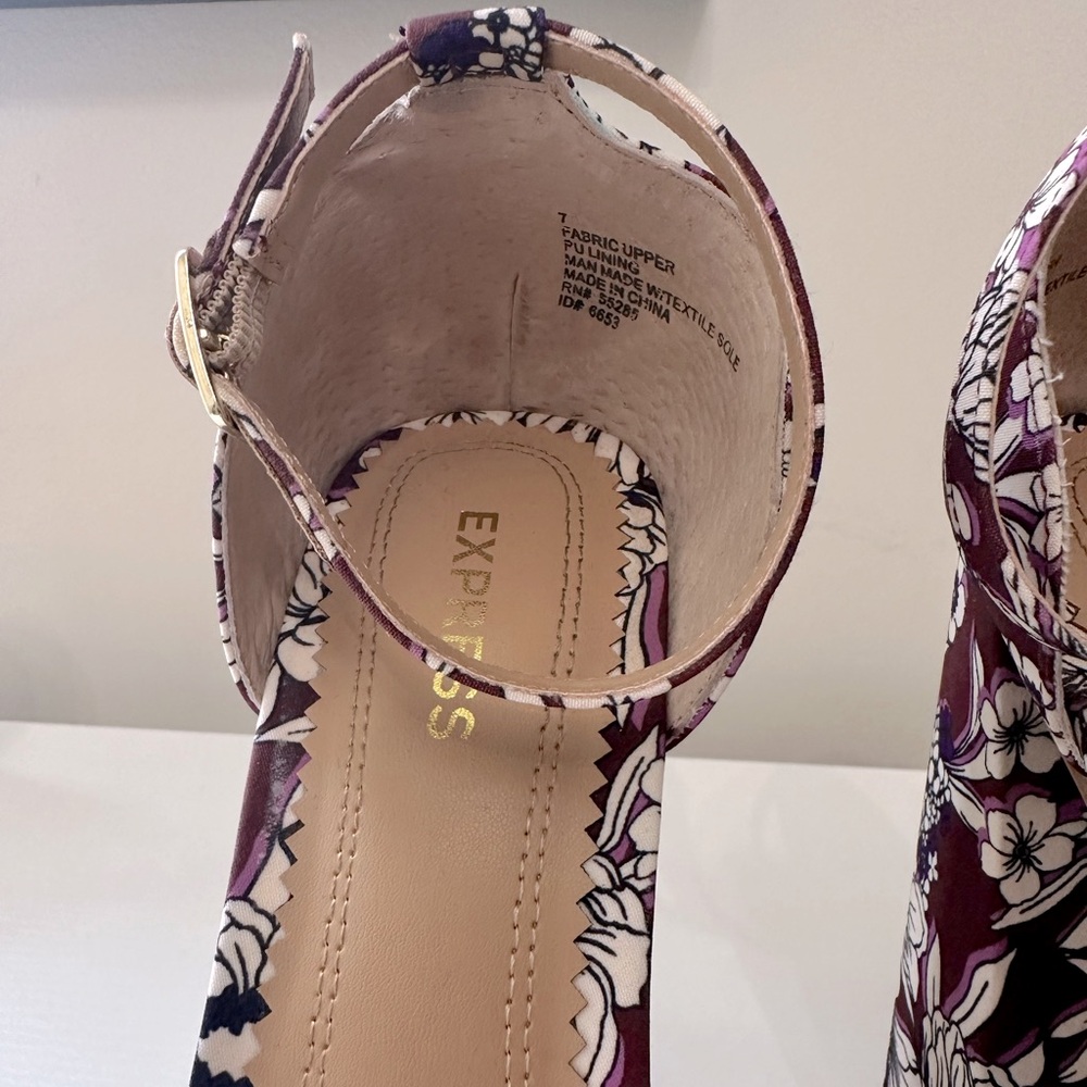 Express, Floral Platform Heeled Sandals, size 7 (37). Floral Heeled, Open toes. - Picture 7 of 9